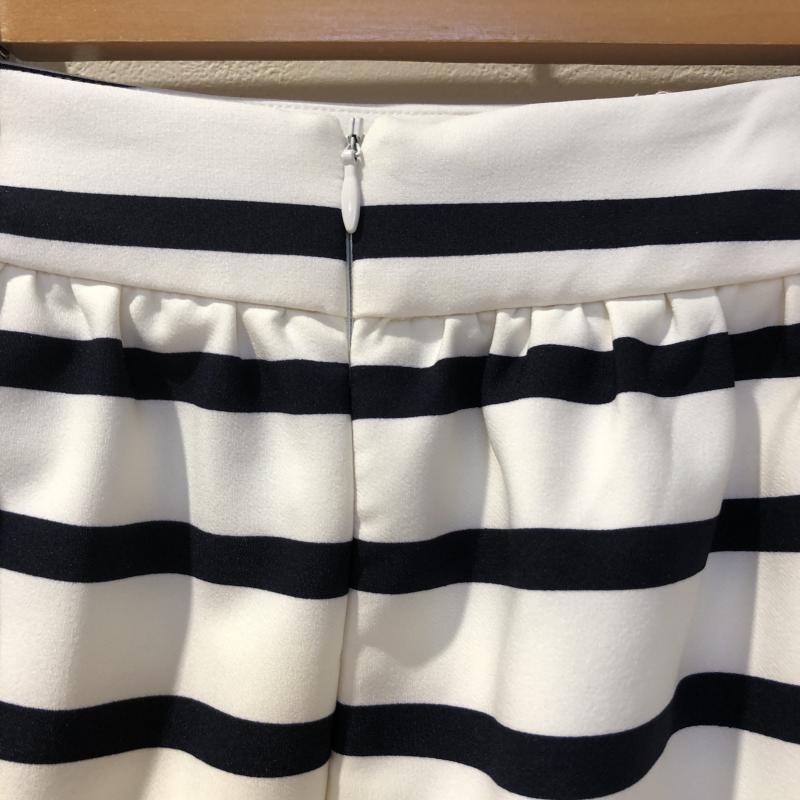 ザラ ZARA TRAFALUC スカート ひざ丈スカート M ボーダー柄 白 / ホワイト / X 黒 / ブラック /  レディース USED 古着 中古 10015012