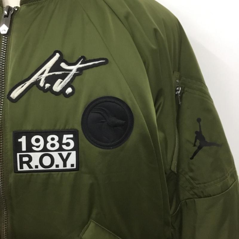 エアジョーダン AIR JORDAN ジャケット、上着 ジャケット、ブレザー av5998-395 グレイテストJ-1ボンバージャケット アウター スタジャン ジャンパー M ロゴ、文字 カーキ / カーキ /  メンズ USED 古着 中古 10127676