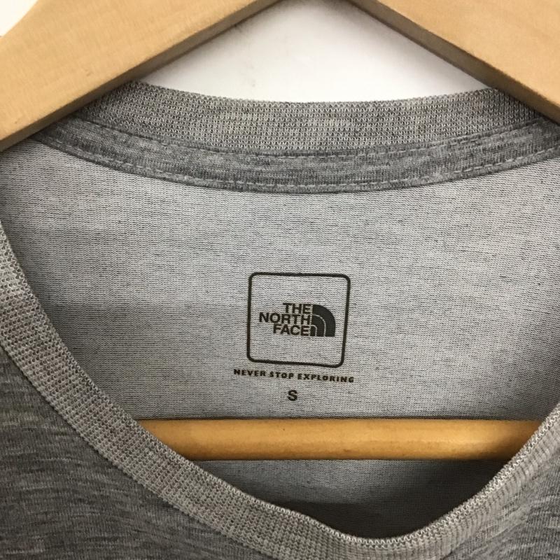 ザノースフェイス THE NORTH FACE Tシャツ 半袖 NT32084 S/S Carabiner Tee S ロゴ、文字 X プリント 灰 / グレー /  メンズ USED 古着 中古 10141111