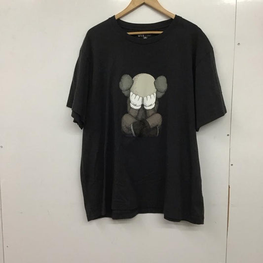 ユニクロ UNIQLO Tシャツ 半袖 341-446311 KAWS プリントTシャツ クルーネックカットソー プリント ダークグレー / ダークグレー /  メンズ USED 古着 中古 10144965