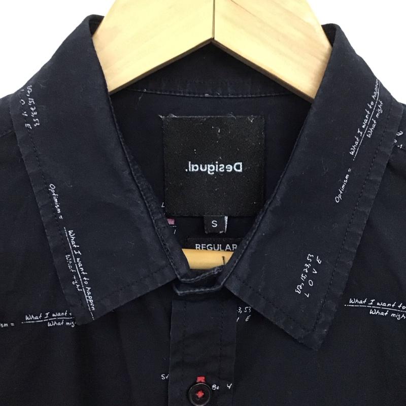 デシグアル Desigual シャツ、ブラウス 半袖 半袖シャツ プリントシャツ カジュアルシャツ S ロゴ、文字 黒 / ブラック /  メンズ USED 古着 中古 10148793