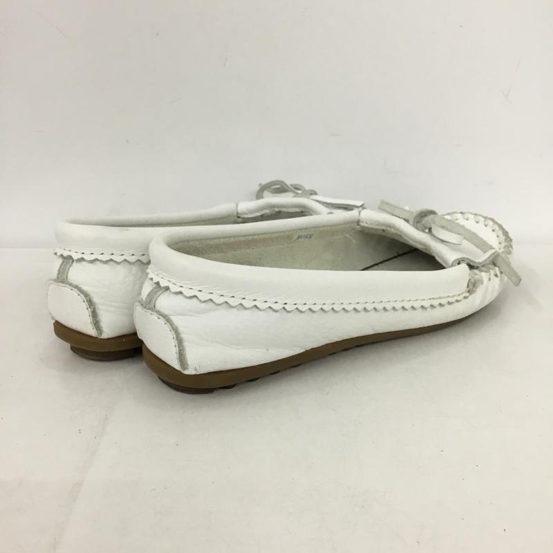 ミネトンカ Minnetonka カジュアルシューズ カジュアルシューズ 414 キルティ スムースレザーモカシン 無地 白 / ホワイト /  レディース USED 古着 中古 10150215