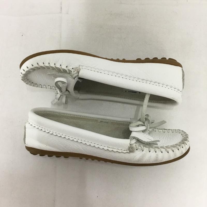 ミネトンカ Minnetonka カジュアルシューズ カジュアルシューズ 414 キルティ スムースレザーモカシン 無地 白 / ホワイト /  レディース USED 古着 中古 10150215