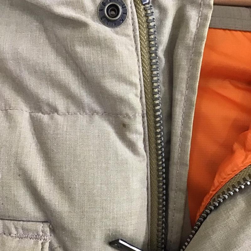コロンビア Columbia ベスト ベスト ダウンベスト ノースリーブ フロントボタン S ロゴ、文字 ベージュ / ベージュ / beige メンズ USED 古着 中古 10151726
