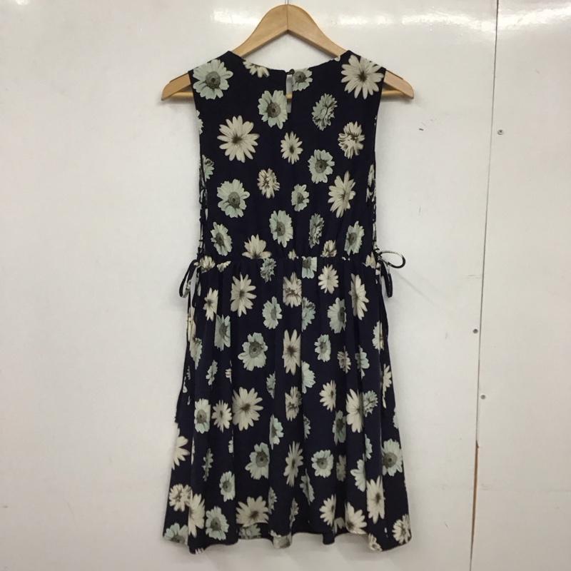 アルシーヴ archives ワンピース ひざ丈スカート ノースリーブワンピース フレアスカート プリント 紺 / ネイビー / navy レディース USED 古着 中古 10152333