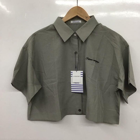 オリーブデオリーブ OLIVE des OLIVE シャツ、ブラウス 半袖 半袖シャツ 刺繍シャツ カラーシャツ ショート丈 M ロゴ、文字 灰 / グレー / gray レディース USED 古着 中古 10153438
