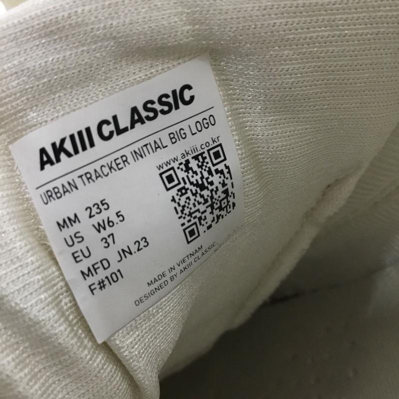 アキクラシック AKIII CLASSIC スニーカー スニーカー URBAN TRACKER INITIAL BIG LOGO 37 US：6.5 ロゴ、文字 オフホワイト / オフホワイト / レディース USED 古着 中古 10153509