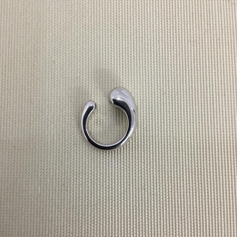 ヒアーズ h eres アクセサリー ピアス イヤーカフ AIMEE EAR CUFF CLASSIC EAR CUFF 無地 銀 / シルバー / silver color レディース USED 古着 中古 10153883
