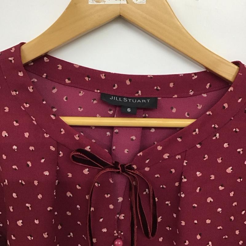 ジル バイ ジルスチュアート JILL by JILLSTUART カットソー 長袖 長袖シャツ プリントシャツ ノーカラーシャツ S プリント えんじ / ワインレッド / dark red レディース USED 古着 中古 10156362