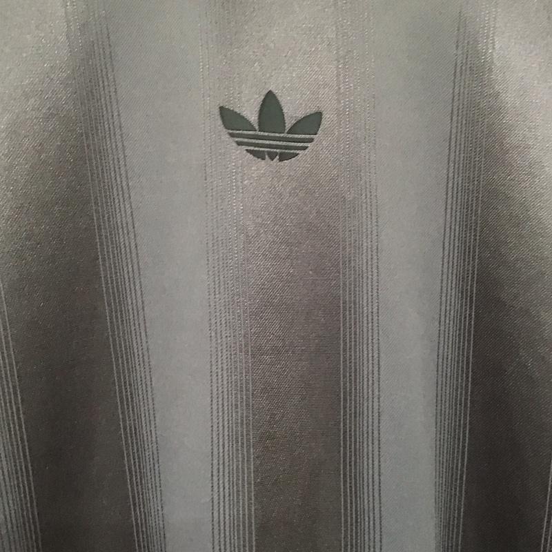 アディダス adidas Tシャツ 半袖 半袖カットソー プリントTシャツ クルーネックカットソー ロゴ、文字 ダークグレー / ダークグレー / メンズ USED 古着 中古 10156681