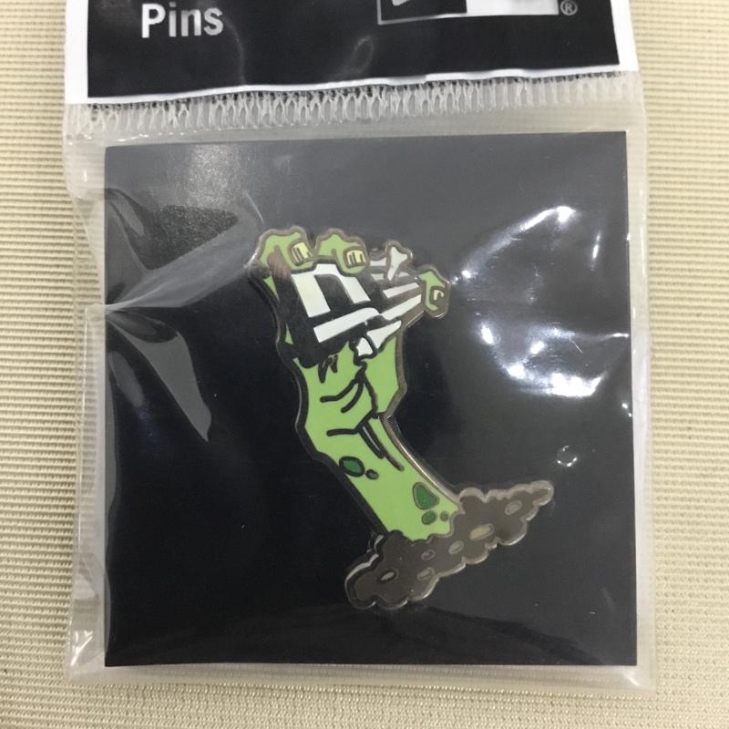 ニューエラ NEW ERA ファッション小物 ファッション小物 14515304 キャップアクセサリー ピンズ Halloween Collection ゾンビ ハンド フラッグロゴ  マルチカラー / マルチカラー / multicolor メンズ USED 古着 中古 10157001