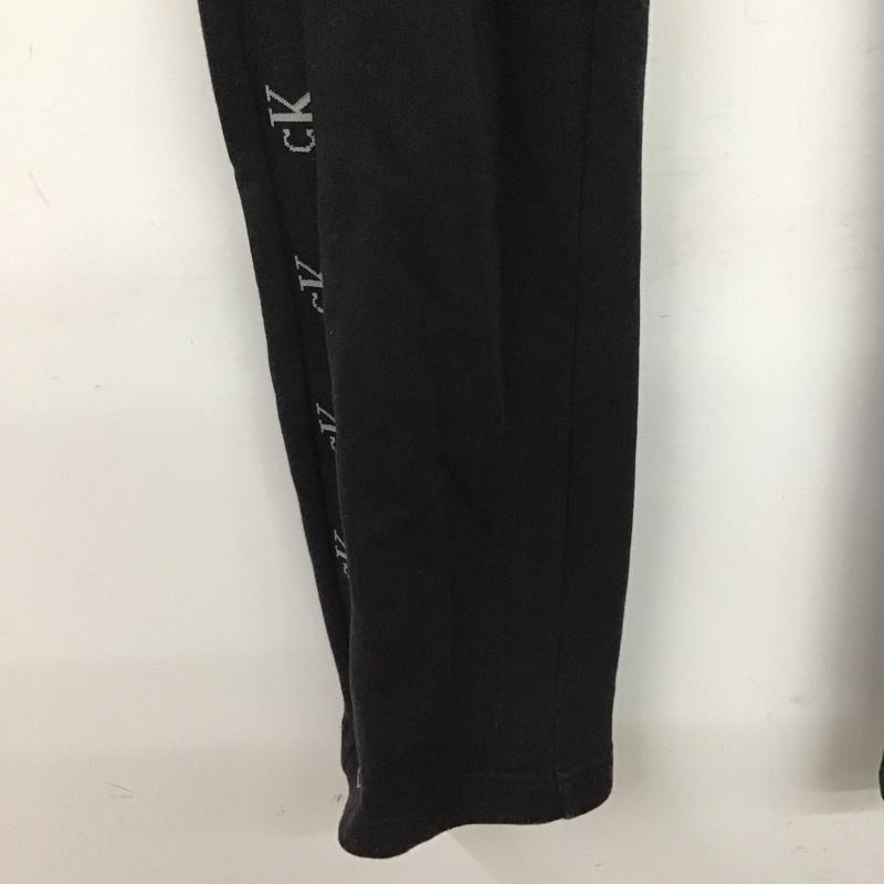 カルバン・クライン Calvin Klein パンツ ワークパンツ、ペインターパンツ スウェットパンツ ワイドパンツ カジュアルパンツ M ロゴ、文字 ダークグレー / ダークグレー / メンズ USED 古着 中古 10157593
