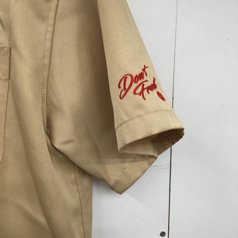 エクストララージ XLARGE シャツ、ブラウス 半袖 半袖シャツ 刺繍シャツ ポケットシャツ M ロゴ、文字 ベージュ / ベージュ / beige メンズ USED 古着 中古 10158164