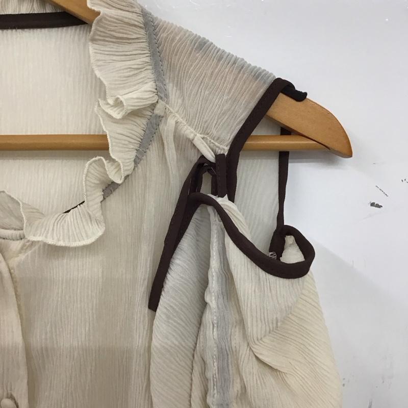 ナイスクラップ NICE CLAUP シャツ、ブラウス 長袖 長袖シャツ オフショルダー フロントボタン 無地 オフホワイト / オフホワイト / レディース USED 古着 中古 10158609