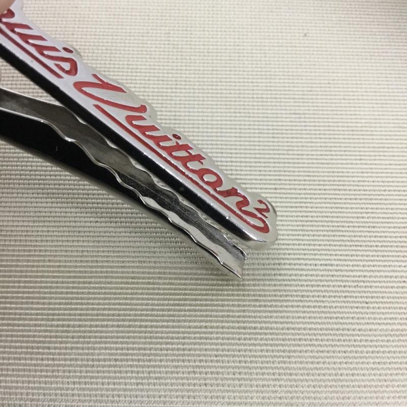 ルイヴィトン LOUIS VUITTON ファッション小物 手袋 ネクタイピン タイピン NIGO ロゴ、文字 銀 / シルバー / silver color X 赤 / レッド / red メンズ USED 古着 中古 10159566