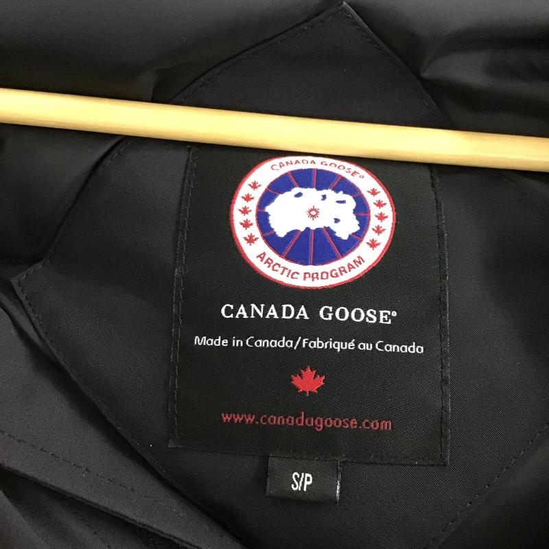 カナダグース CANADA GOOSE ジャケット、上着 ジャンパー、ブルゾン ジップアップジャケット ダウンジャケット アウター S ロゴ、文字 紺 / ネイビー / navy メンズ USED 古着 中古 10160151
