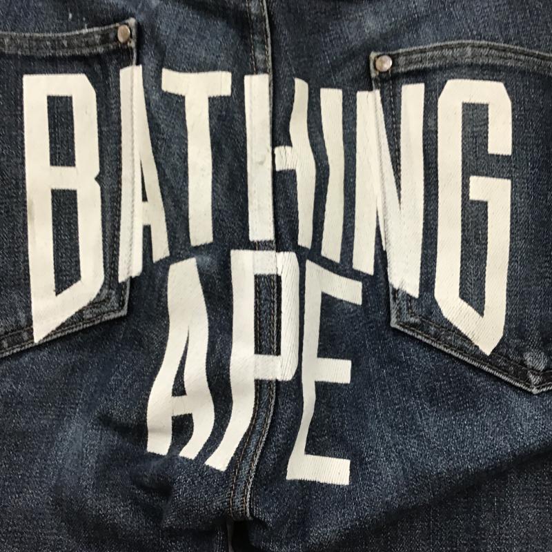 アベイシングエイプ A BATHING APE パンツ デニム、ジーンズ デニムパンツ スリムパンツ カジュアルパンツ M ロゴ、文字 インディゴ / インディゴ / Indigo メンズ USED 古着 中古 10161598