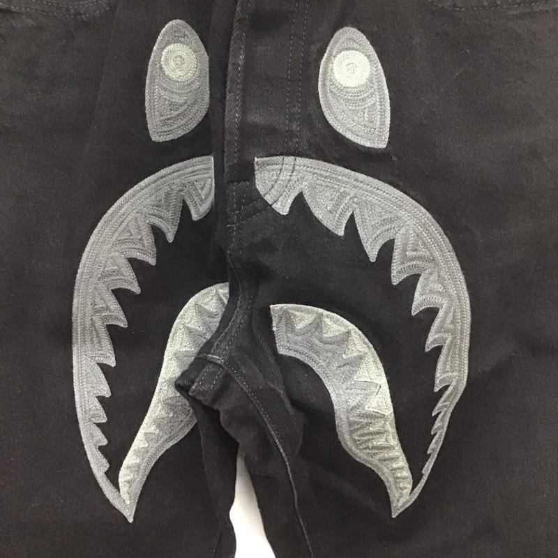 アベイシングエイプ A BATHING APE パンツ デニム、ジーンズ 001DPG801004X シャークデニム XL 刺繍 黒 / ブラック /  メンズ USED 古着 中古 10106844