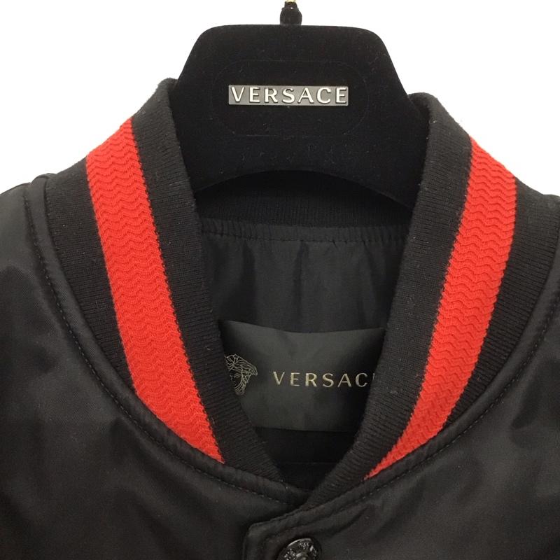 ヴェルサーチ VERSACE ジャケット、上着 ジャケット、ブレザー ジャケット アウター ノーカラージャケット スカジャン 46 ロゴ、文字 黒 / ブラック /  メンズ USED 古着 中古 10133231