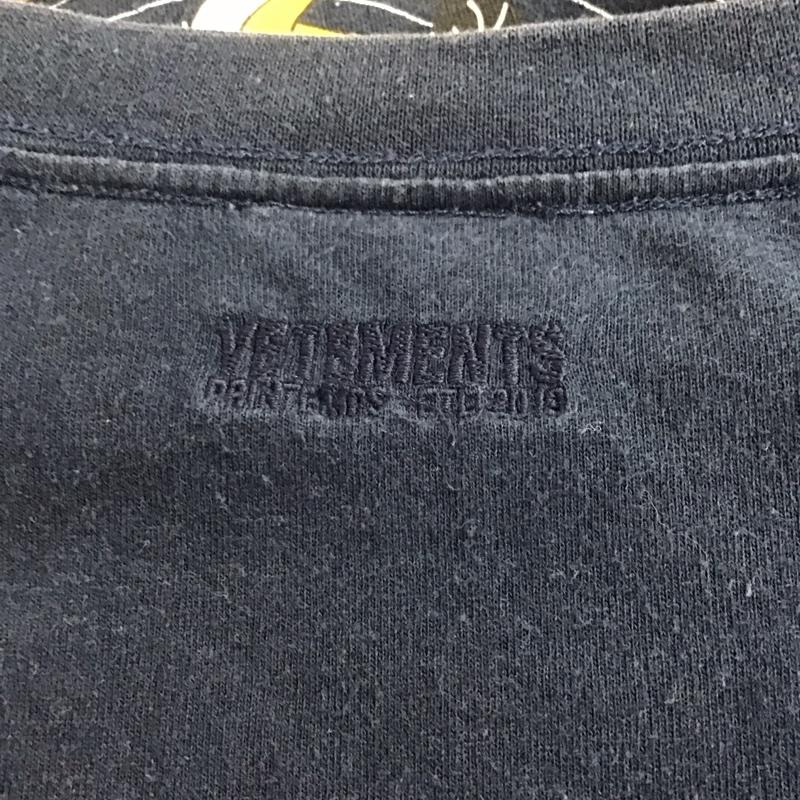 ヴェトモン VETEMENTS Tシャツ 半袖 半袖カットソー プリントTシャツ クルーネックカットソー プリント 紺 / ネイビー /  メンズ USED 古着 中古 10142883