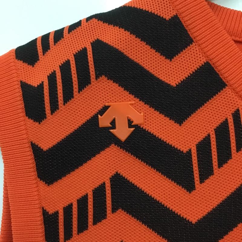 デサント DESCENTE ベスト ベスト DGMMJL81 ジャカード ニットベスト Vネック タグ付き M  橙 / オレンジ / X 黒 / ブラック /  メンズ USED 古着 中古 10136503