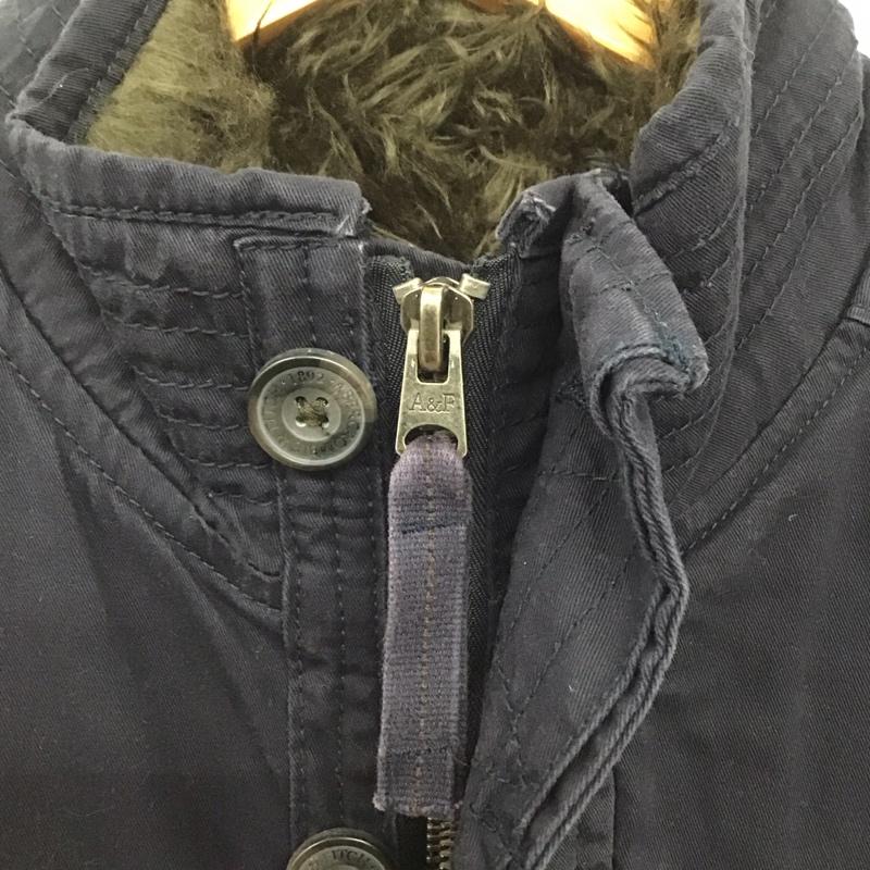 アバクロンビーアンドフィッチ ABERCROMBIE&FITCH ジャケット、上着 ジャンパー、ブルゾン ジップアップジャケット アウター スタンドカラー M ロゴ、文字 紺 / ネイビー /  メンズ USED 古着 中古 10146205