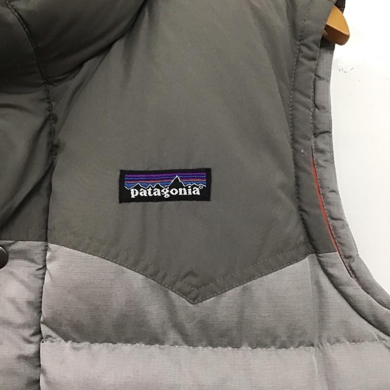 パタゴニア patagonia ベスト ベスト ダウンベスト ノースリーブ 前ボタン L ロゴ、文字 灰 / グレー /  メンズ USED 古着 中古 10146736