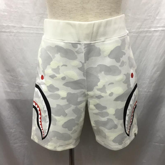 アベイシングエイプ A BATHING APE パンツ ショートパンツ ショートパンツ ハーフパンツ カジュアルパンツ L プリント 白 / ホワイト / X 灰 / グレー /  メンズ USED 古着 中古 10121696
