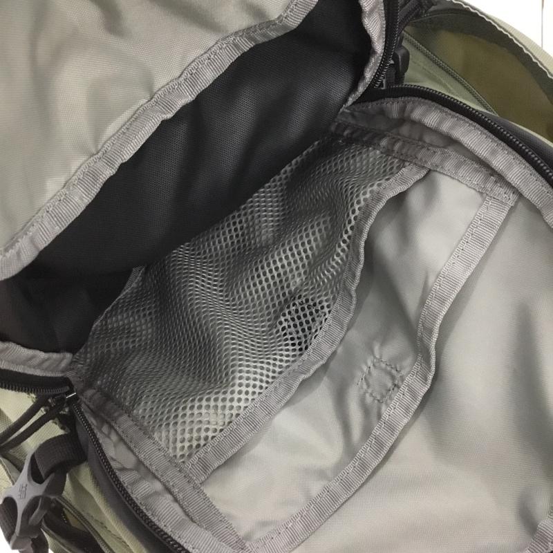 コロンビア Columbia リュックサック、デイパック リュックサック、デイバッグ 122 PU8428 バックパック ロゴ、文字 カーキ / カーキ /  メンズ USED 古着 中古 10143933