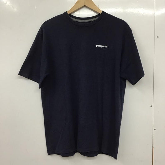パタゴニア patagonia Tシャツ 半袖 半袖カットソー プリントTシャツ クルーネックカットソー M ロゴ、文字 紺 / ネイビー /  メンズ USED 古着 中古 10133968