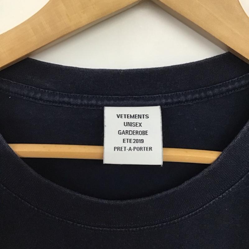 ヴェトモン VETEMENTS Tシャツ 半袖 半袖カットソー プリントTシャツ クルーネックカットソー プリント 紺 / ネイビー /  メンズ USED 古着 中古 10142883