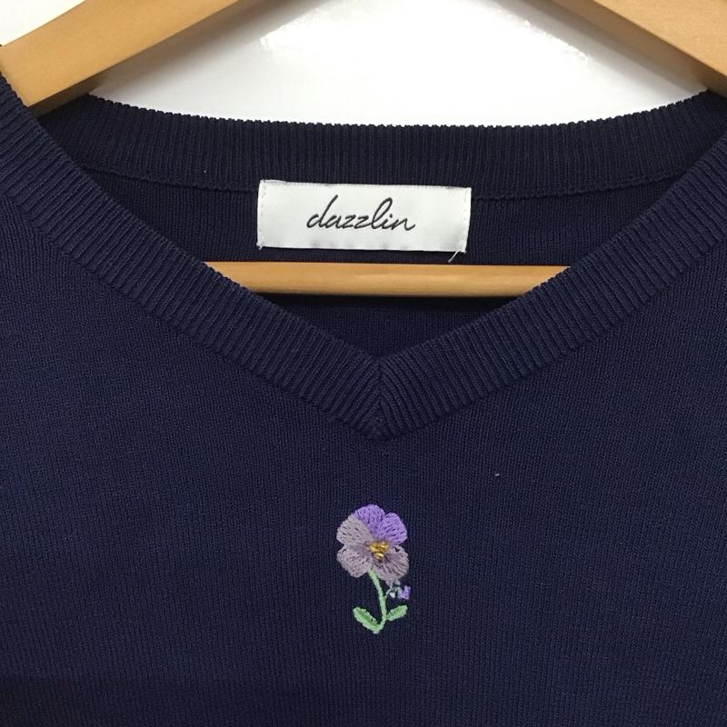 ダズリン dazzlin ニット、セーター 七分袖 021822601901 ラワー刺繍ボリュームスリーブニット FREE 無地 紺 / ネイビー /  レディース USED 古着 中古 10143506