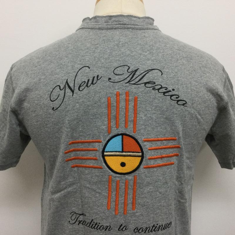 サード SAAD Tシャツ 半袖 NEW MEXICOロゴ バックデカロゴ刺繍 ヘンリーネック 半袖Tシャツ S ロゴ、文字 X 刺繍 灰 / グレー / gray メンズ USED 古着 中古 50107327