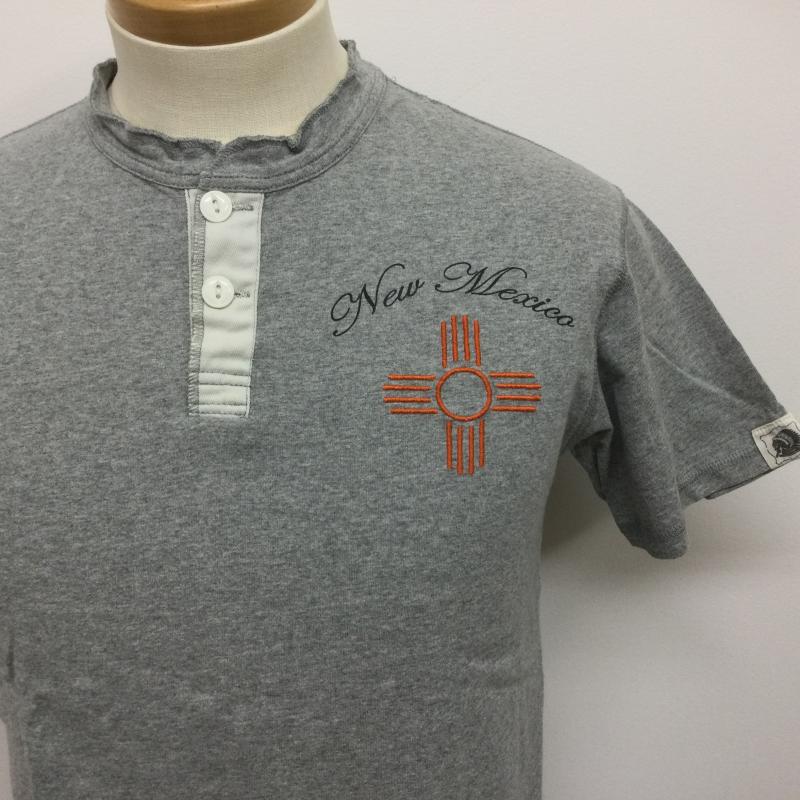 サード SAAD Tシャツ 半袖 NEW MEXICOロゴ バックデカロゴ刺繍 ヘンリーネック 半袖Tシャツ S ロゴ、文字 X 刺繍 灰 / グレー / gray メンズ USED 古着 中古 50107327