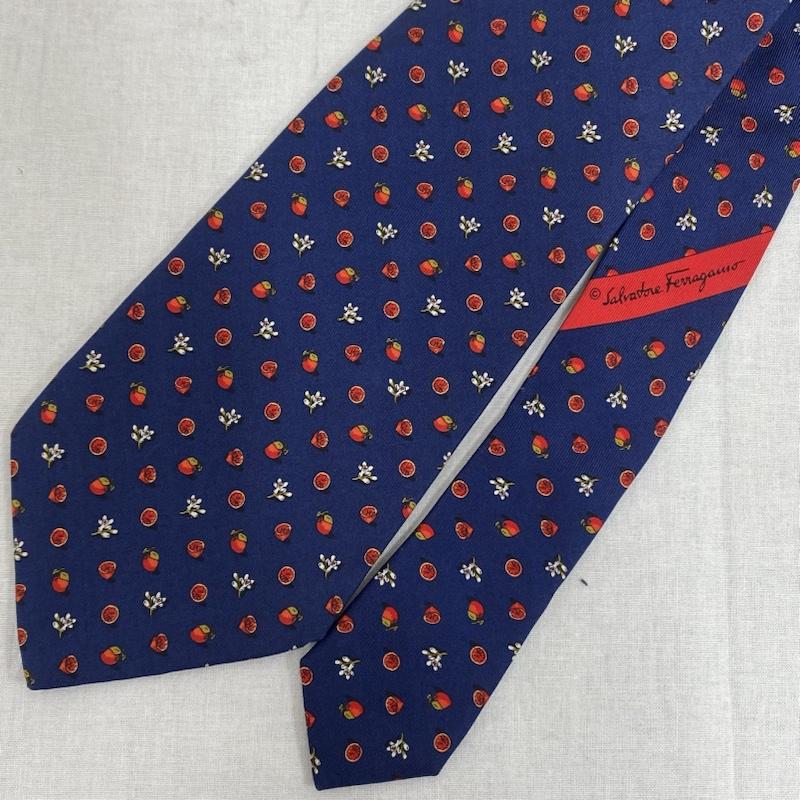 サルヴァトーレフェラガモ Salvatore Ferragamo ネクタイ ネクタイ イタリア製 花 木の実 - 総柄 紺 / ネイビー / navy X 赤 / レッド / red X 白 / ホワイト / white メンズ USED 古着 中古 50116139