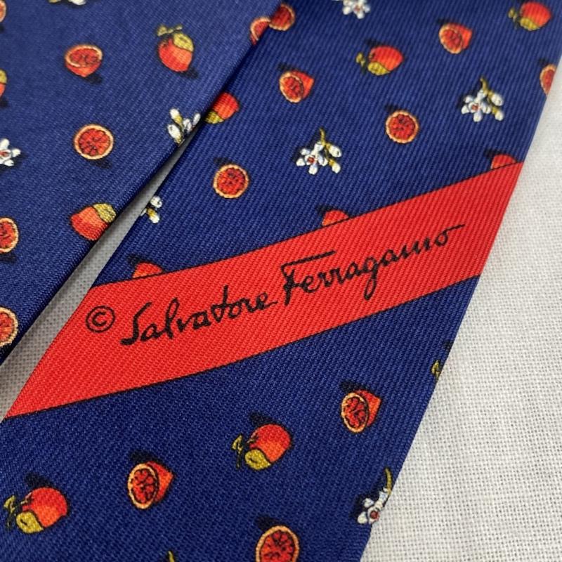 サルヴァトーレフェラガモ Salvatore Ferragamo ネクタイ ネクタイ イタリア製 花 木の実 - 総柄 紺 / ネイビー / navy X 赤 / レッド / red X 白 / ホワイト / white メンズ USED 古着 中古 50116139