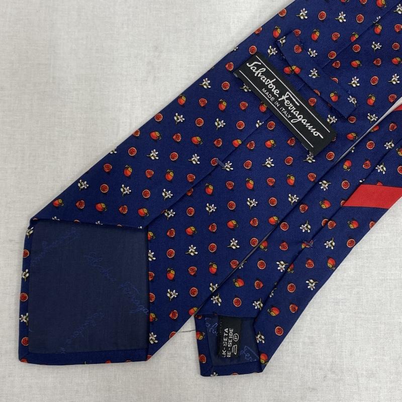 サルヴァトーレフェラガモ Salvatore Ferragamo ネクタイ ネクタイ イタリア製 花 木の実 - 総柄 紺 / ネイビー / navy X 赤 / レッド / red X 白 / ホワイト / white メンズ USED 古着 中古 50116139