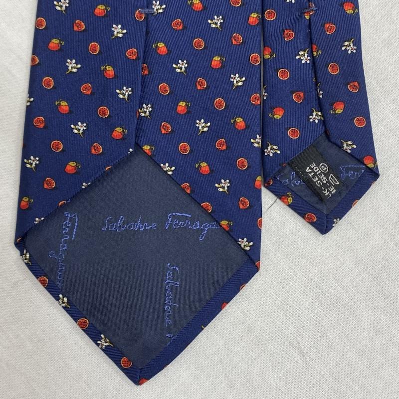サルヴァトーレフェラガモ Salvatore Ferragamo ネクタイ ネクタイ イタリア製 花 木の実 - 総柄 紺 / ネイビー / navy X 赤 / レッド / red X 白 / ホワイト / white メンズ USED 古着 中古 50116139