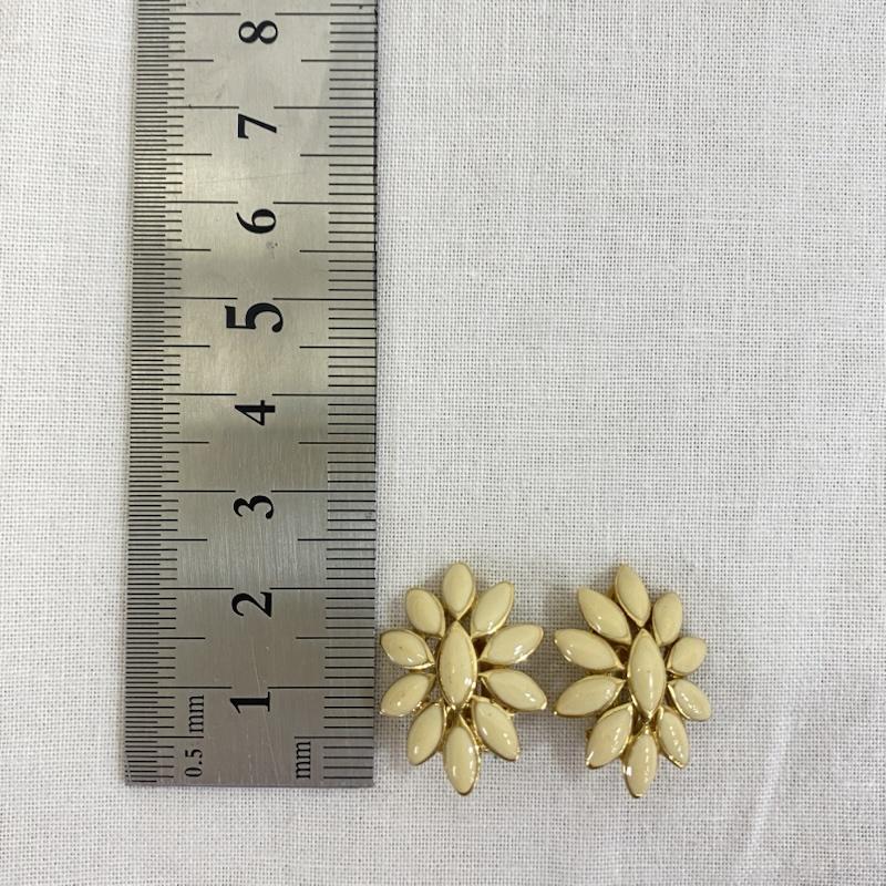ニナリッチ NINA RICCI アクセサリー ピアス フラワーイヤリング ゴールド レトロイヤリング - 金 / ゴールド / gold color X 白 / ホワイト / white レディース USED 古着 中古 50127572