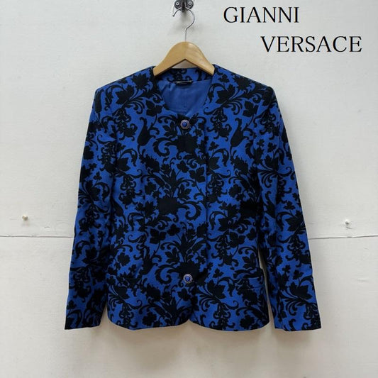ジャンニヴェルサーチ GIANNI VERSACE ジャケット、上着 ジャケット、ブレザー イタリア製 花柄 ノーカラー ジャケット - 青 / ブルー / blue X 黒 / ブラック / black レディース USED 古着 中古 50128826
