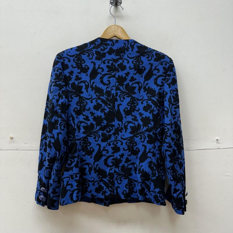 ジャンニヴェルサーチ GIANNI VERSACE ジャケット、上着 ジャケット、ブレザー イタリア製 花柄 ノーカラー ジャケット - 青 / ブルー / blue X 黒 / ブラック / black レディース USED 古着 中古 50128826