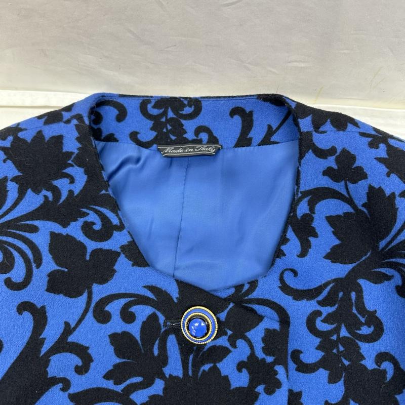 ジャンニヴェルサーチ GIANNI VERSACE ジャケット、上着 ジャケット、ブレザー イタリア製 花柄 ノーカラー ジャケット - 青 / ブルー / blue X 黒 / ブラック / black レディース USED 古着 中古 50128826