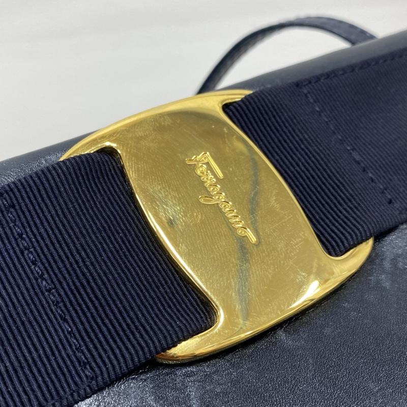 サルヴァトーレフェラガモ Salvatore Ferragamo ショルダーバッグ ショルダーバッグ オールド ヴィンテージ ヴァラ レザー クラッチバッグ ショルダーバッグ 斜め掛け ゴールド金具 - ロゴ、文字 紺 / ネイビー / navy X 金 / ゴールド / gold color メンズ USED 古着 中古 50129629
