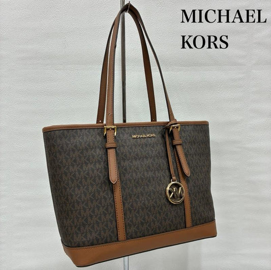 マイケルコース MICHAEL KORS トートバッグ トートバッグ JET SET TRAVEL ジップ トートバッグ A4収納 肩掛け ゴールド金具 - 総柄 X ロゴ、文字 茶 / ブラウン / brown X 金 / ゴールド / gold color レディース USED 古着 中古 50138470
