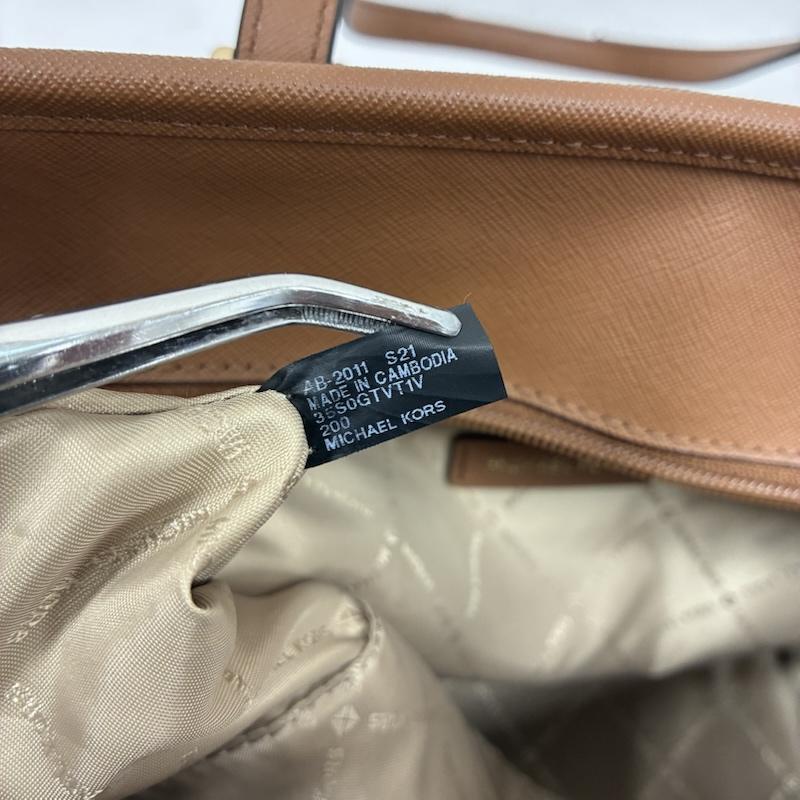 マイケルコース MICHAEL KORS トートバッグ トートバッグ JET SET TRAVEL ジップ トートバッグ A4収納 肩掛け ゴールド金具 - 総柄 X ロゴ、文字 茶 / ブラウン / brown X 金 / ゴールド / gold color レディース USED 古着 中古 50138470