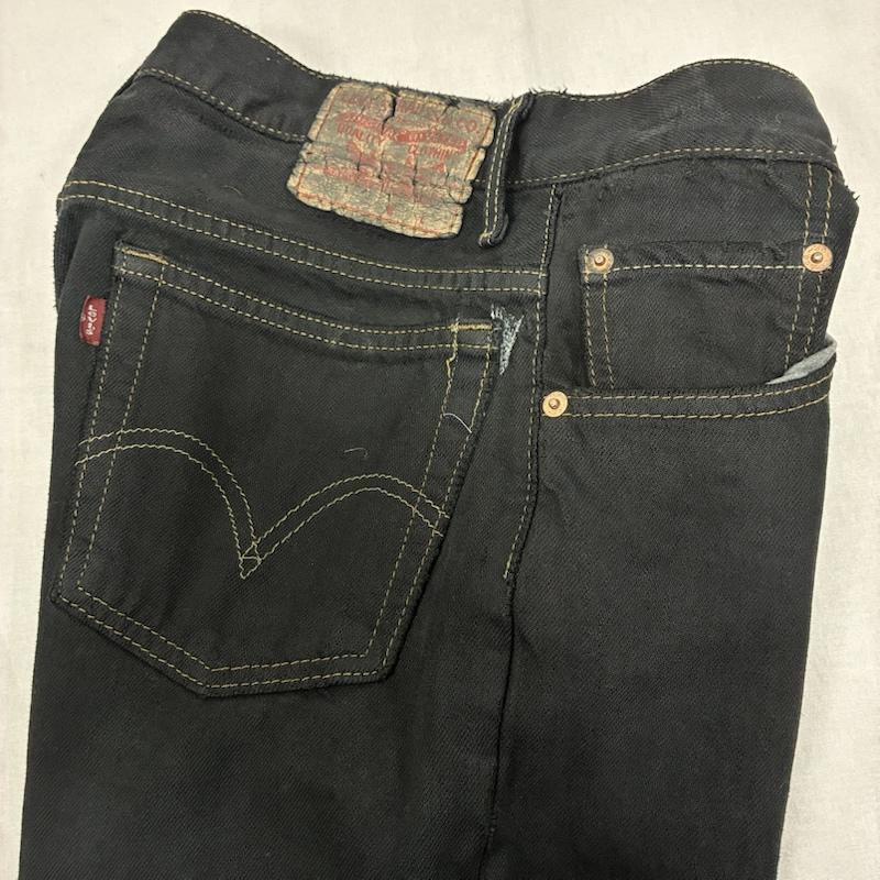 リーバイス Levi s パンツ デニム、ジーンズ 00 s スリムフィット 後染め ブラックデニム ジップフライ 実寸30インチ - ワンポイント X ロゴ、文字 黒 / ブラック / black メンズ USED 古着 中古 50138517