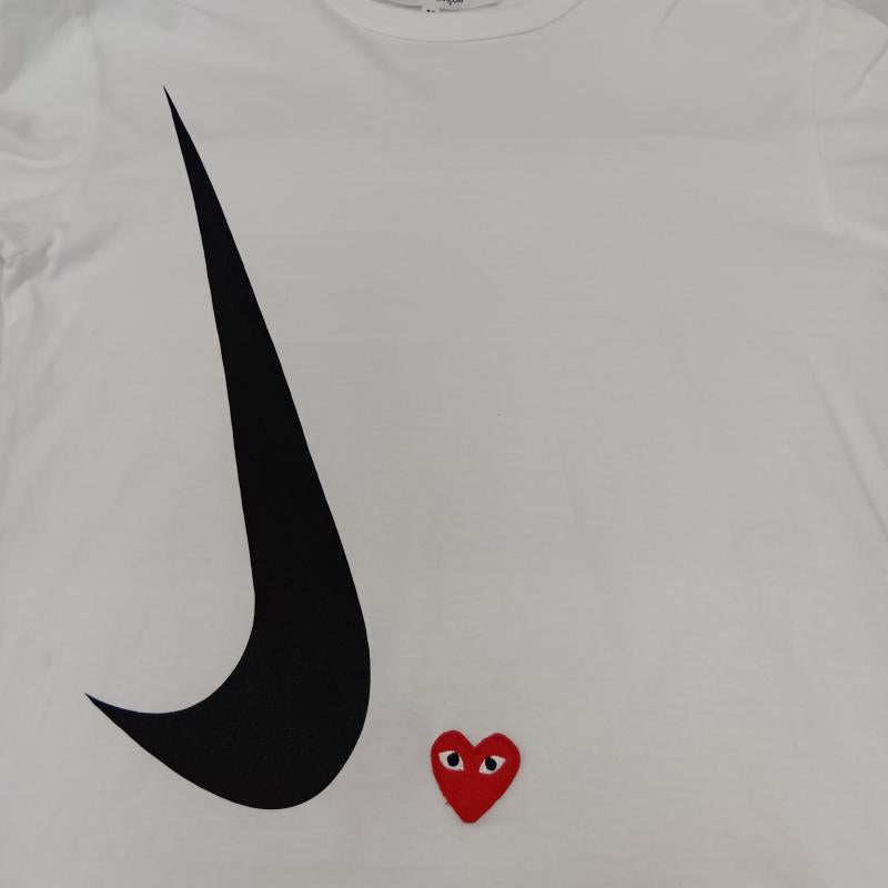 プレイコムデギャルソン PLAY COMME des GARCONS Tシャツ 半袖 × NIKE ナイキ 半袖Tシャツ スウォッシュ ハート刺繍 AE-T402 AD2020 M プリント X キャラクター X ワンポイント 白 / ホワイト / white X 黒 / ブラック / black X 赤 / レッド / red メンズ USED 古着 中古 50139249