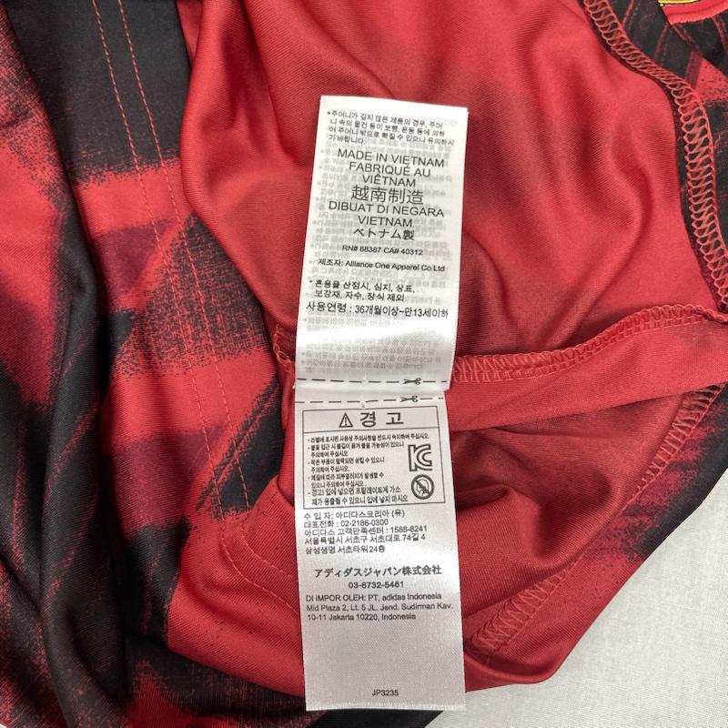 アディダス adidas Tシャツ 半袖 キッズ マンチェスター・ユナイテッド 2025/26 プレマッチ ジャージー KQB23 JP3235 160cm 総柄 X ロゴ、文字 赤 / レッド / red X 黒 / ブラック / black ボーイズ USED 古着 中古 50140171