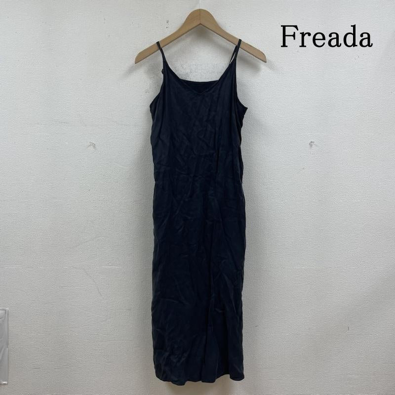 フリーダ Freada ワンピース ひざ丈スカート キャミソール 無地 シンプル ワンピース タイト Aライン 肩紐調節可 袖なし FREE 無地 チャコールグレー / チャコールグレー / レディース USED 古着 中古 50140287