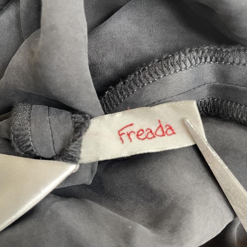 フリーダ Freada ワンピース ひざ丈スカート キャミソール 無地 シンプル ワンピース タイト Aライン 肩紐調節可 袖なし FREE 無地 チャコールグレー / チャコールグレー / レディース USED 古着 中古 50140287